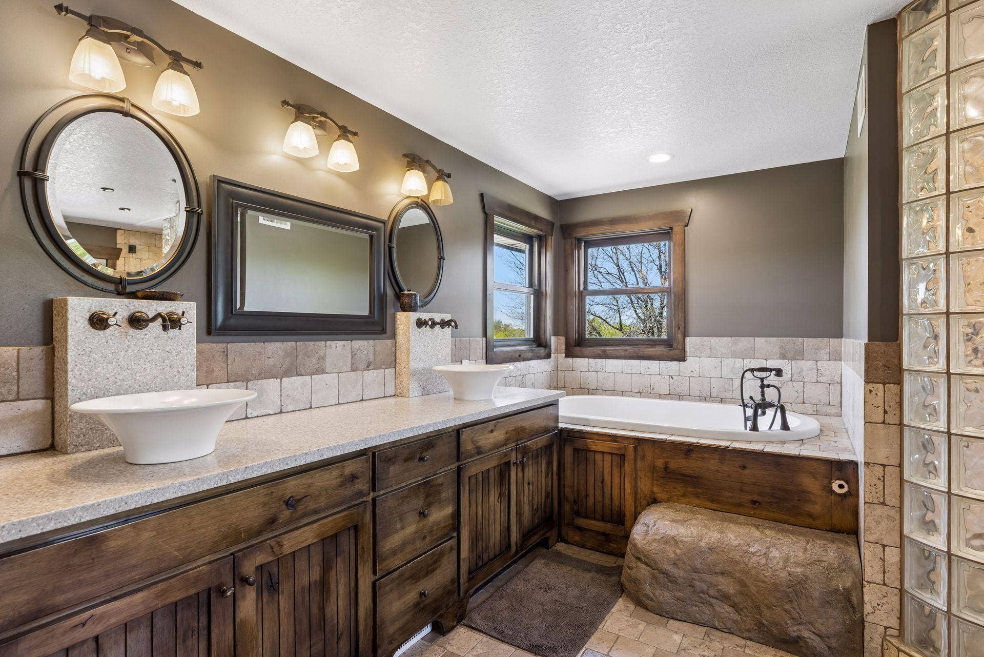7040 132nd Street N, Hugo, MN 55038 Spa like bath