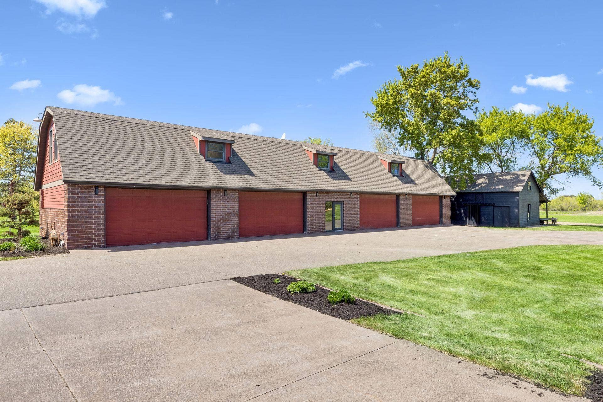 7040 132nd Street N, Hugo, MN 55038 Huge custom detached garage with in floor heat
