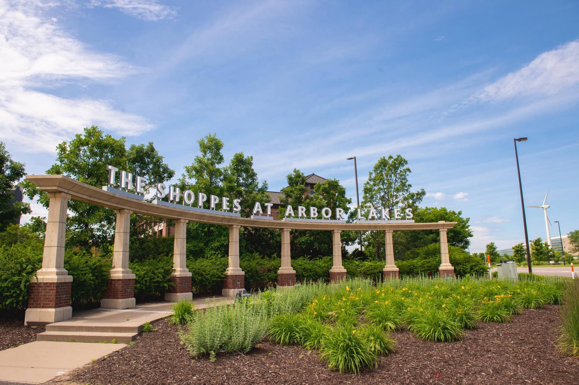 10564 Glacier Lane N, Maple Grove, MN 55369 Enjoy lots of nearby shopping and dining!