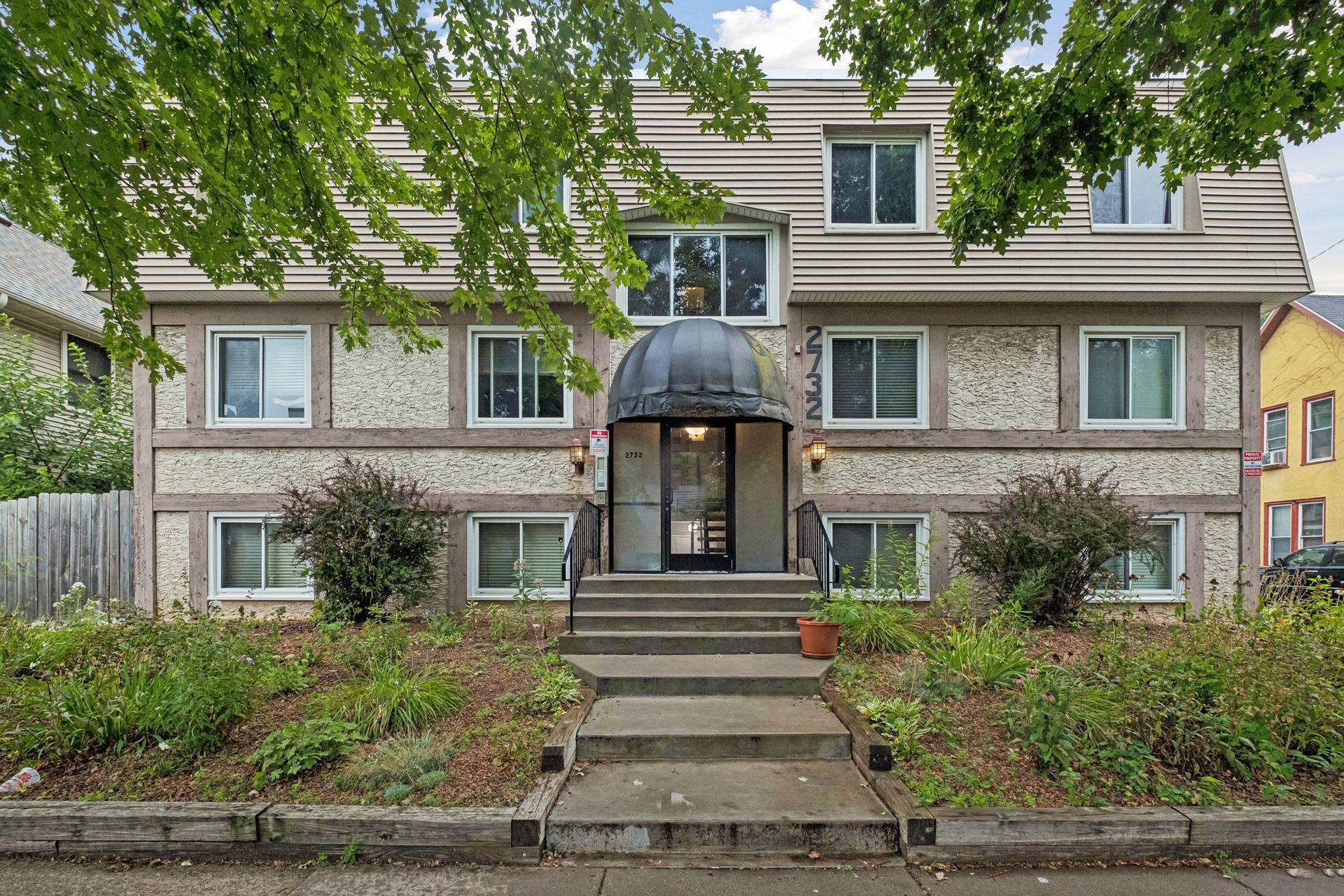 2732 Grand Avenue S, #1, 84, Minneapolis, MN 55408 Welcome home to 2732 Grand Ave S! A fantastic condo in the Whittier neighborhood that offers comfortable living, and a location that puts you close to everything you love about city life!