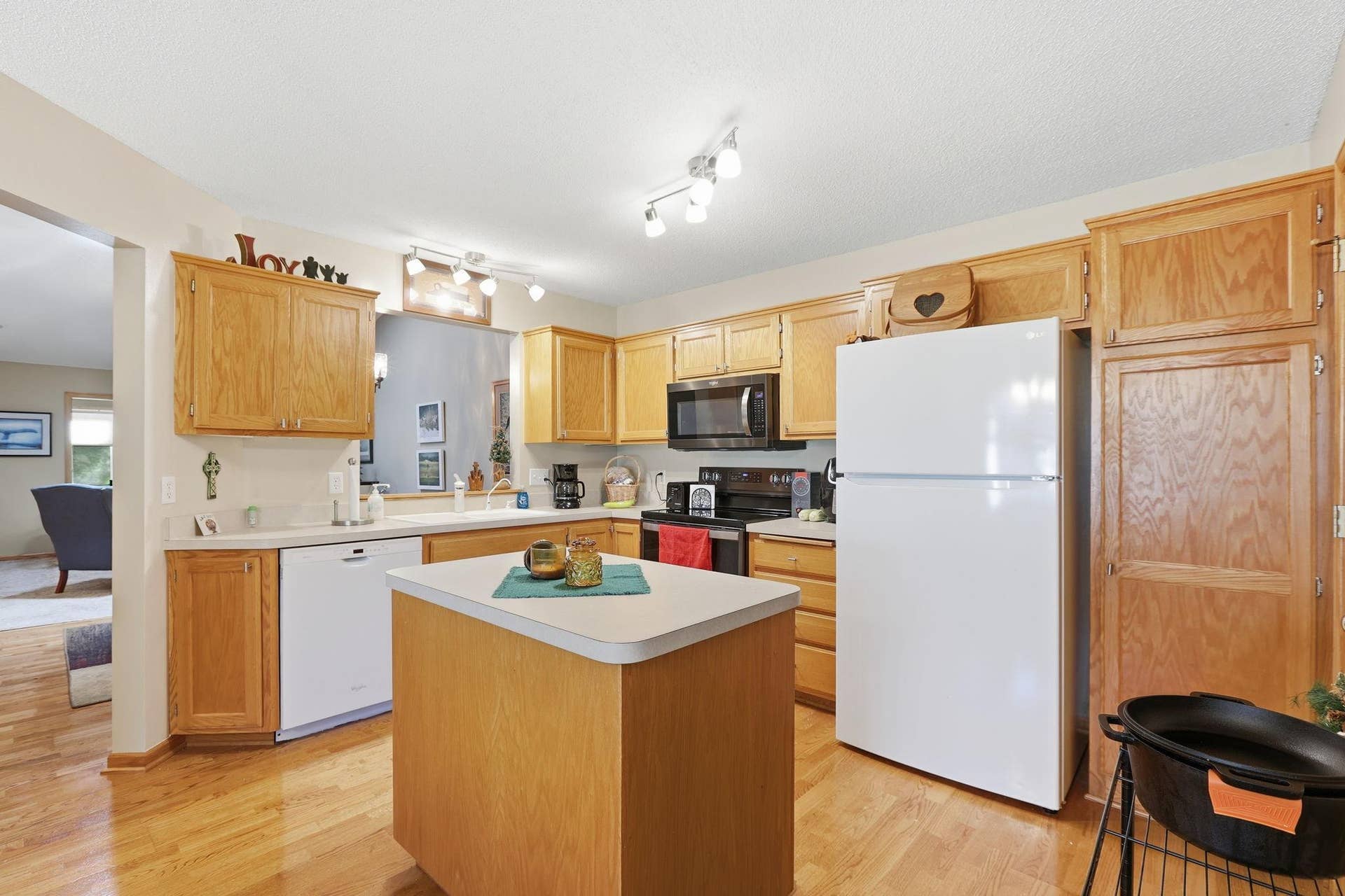 7590 Newbury Road, Woodbury, MN 55125 9-web-or-mls-IMG_8301.jpg