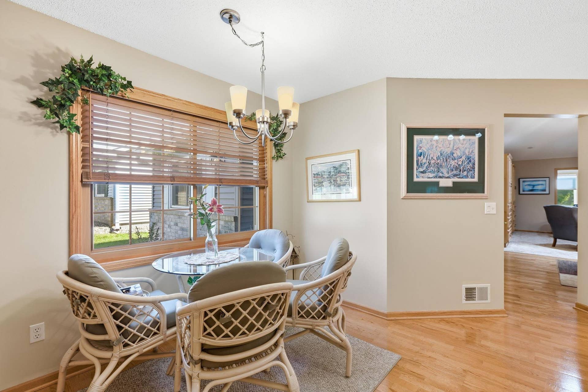 7590 Newbury Road, Woodbury, MN 55125 14-web-or-mls-IMG_8321.jpg