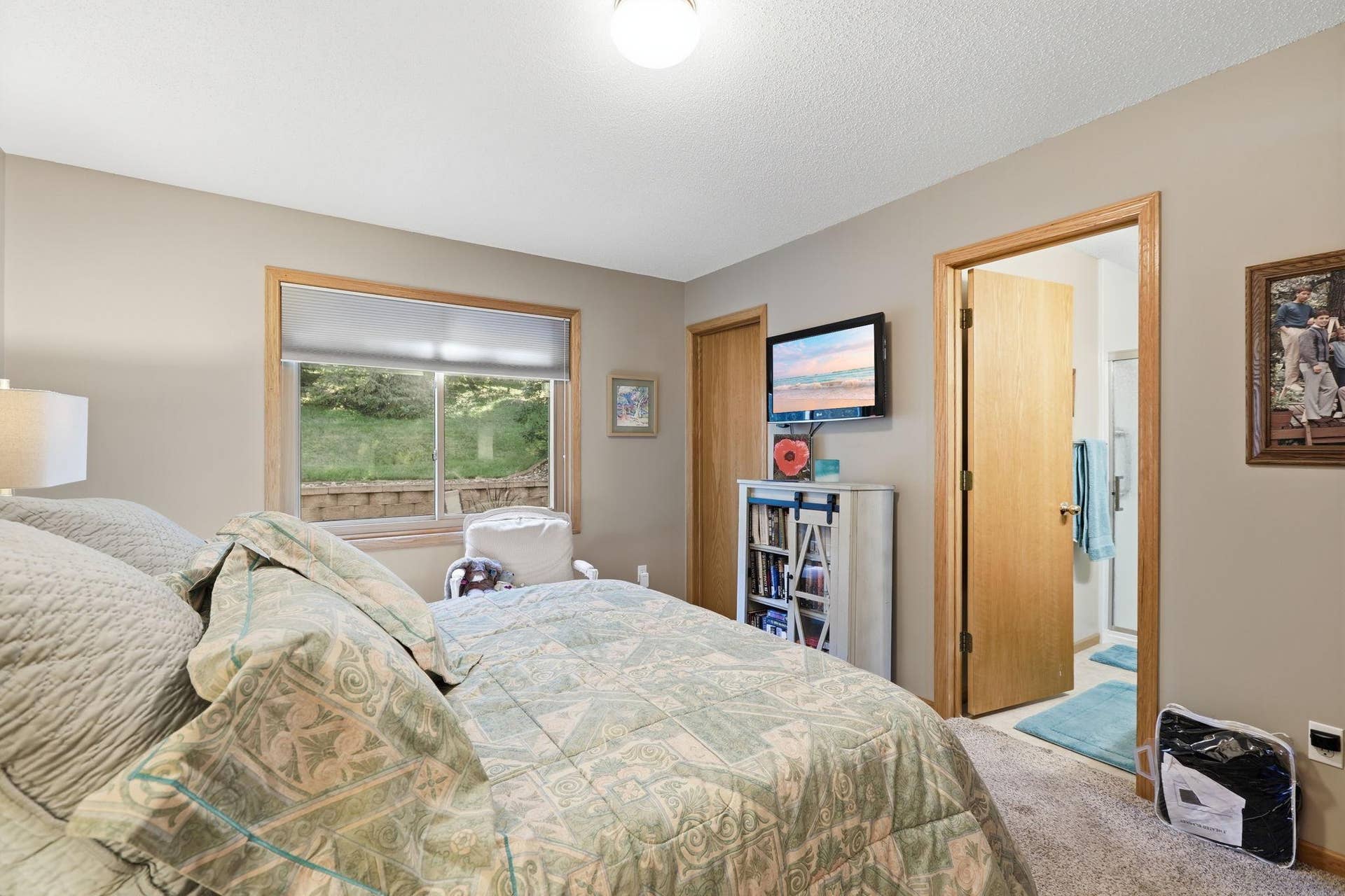 7590 Newbury Road, Woodbury, MN 55125 16-web-or-mls-IMG_8331_with_tv.jpg