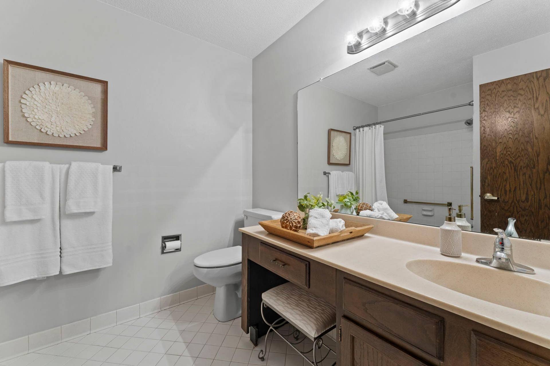 8549 Irwin Road, #126, Bloomington, MN 55437 Full size bathroom