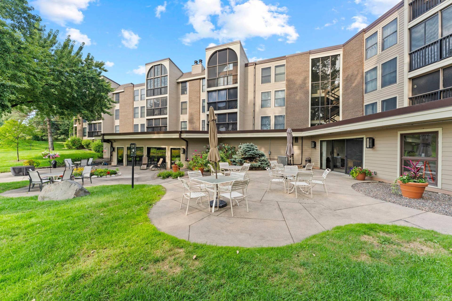 8549 Irwin Road, #126, Bloomington, MN 55437 Community patio