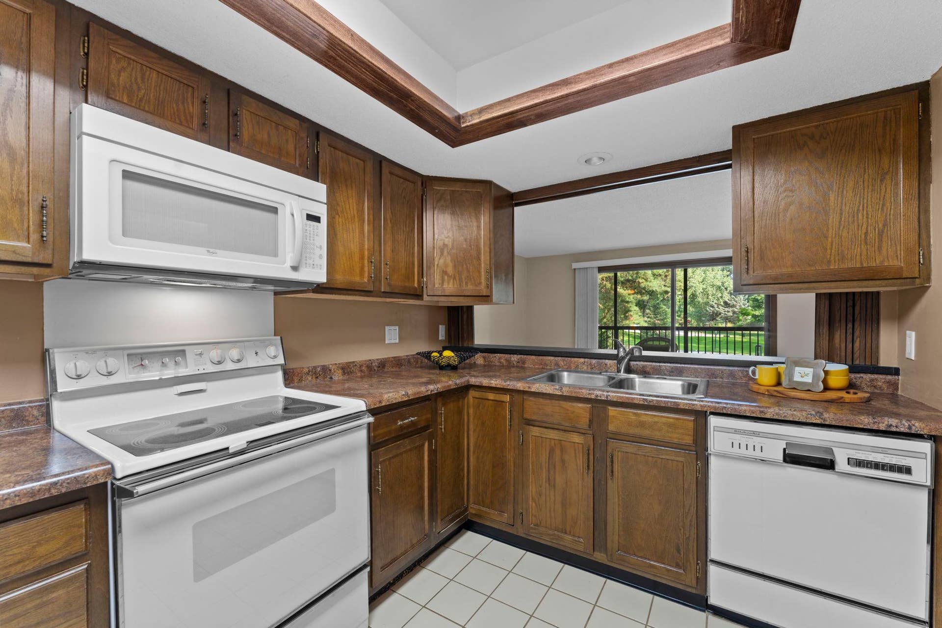 8549 Irwin Road, #126, Bloomington, MN 55437 Plenty of cabinets!