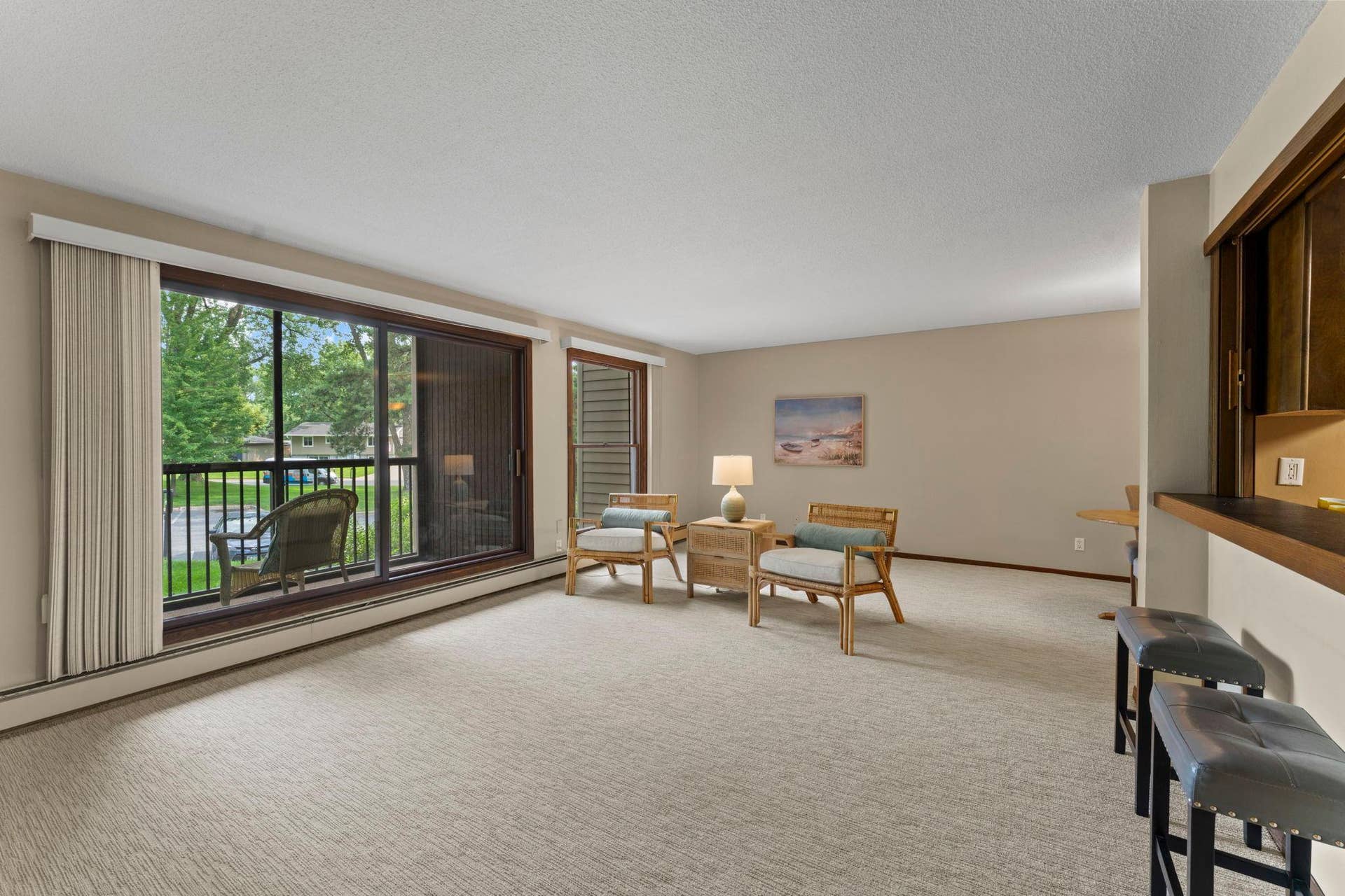 8549 Irwin Road, #126, Bloomington, MN 55437 Spacious living room