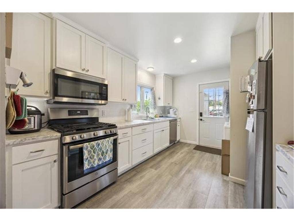1604 Elliot Avenue, 24, Minneapolis, MN 55404 Kitchen Main.jpg