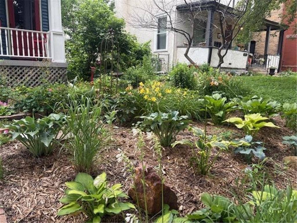 1604 Elliot Avenue, 24, Minneapolis, MN 55404 Beutiful Perennial Gardens