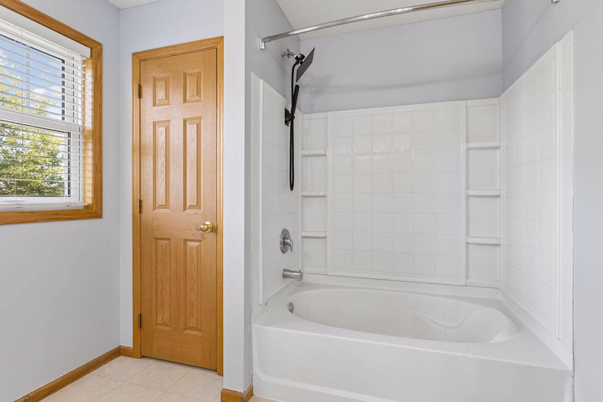 Primary bath with relaxing soaking tub