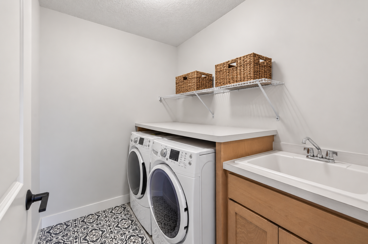 9960 Arrowwood Trail, Woodbury, MN 55129 Say goodbye to hauling laundry up and down stairs; this upstairs laundry room is perfectly located and includes a handy laundry sink for extra convenience.