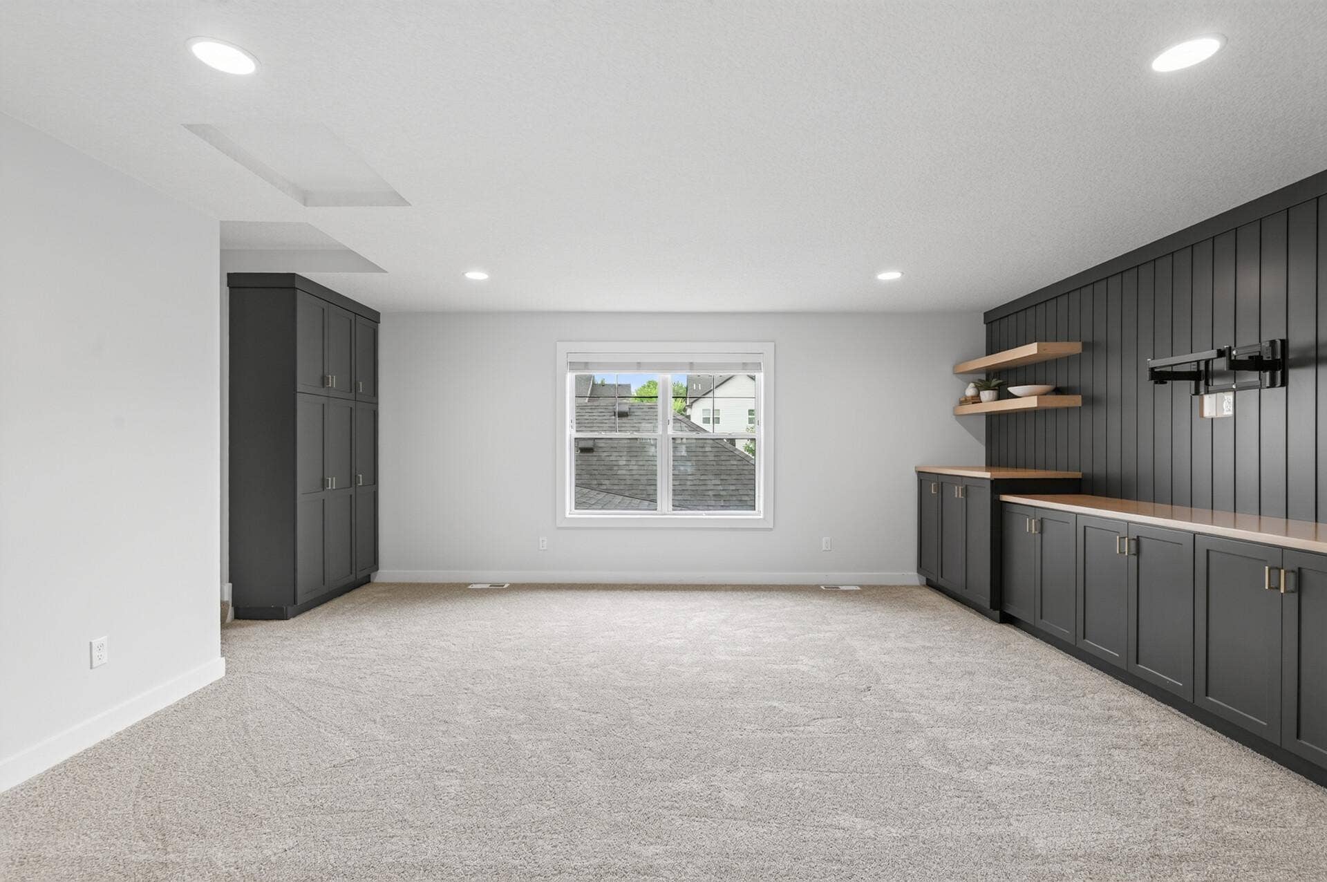 9960 Arrowwood Trail, Woodbury, MN 55129 Offers tons of cabinetry for all your storage needs in this perfect bonus room. Such a great space for watching movies or creating your own gaming space!