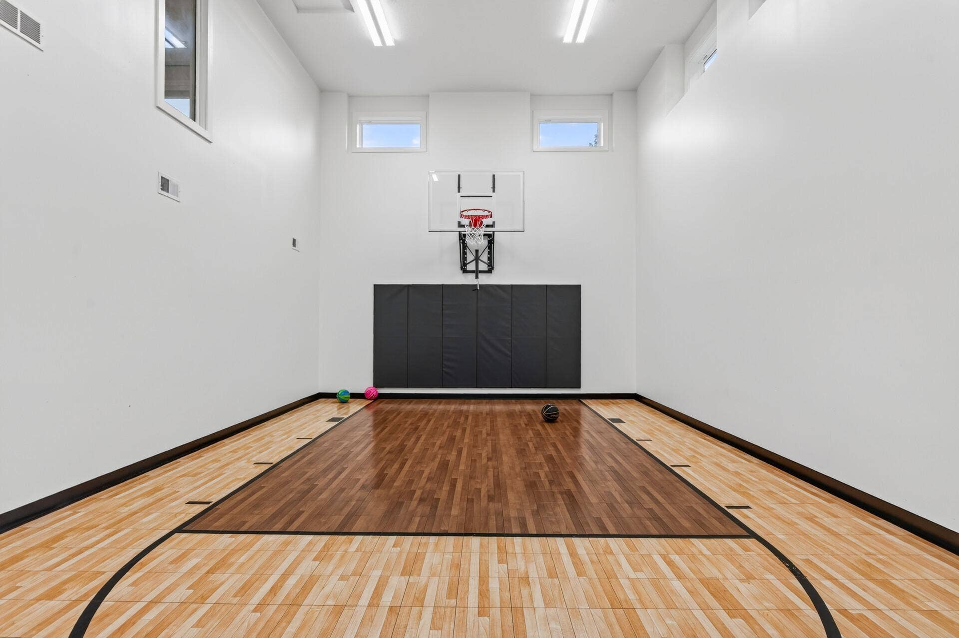 9960 Arrowwood Trail, Woodbury, MN 55129 This is the room everyone wants: an insulated indoor sport court designed for multi-sport use that can just as easily become a golf simulator, racquetball court, dance studio, or personal gym. One room, endless possibilities.