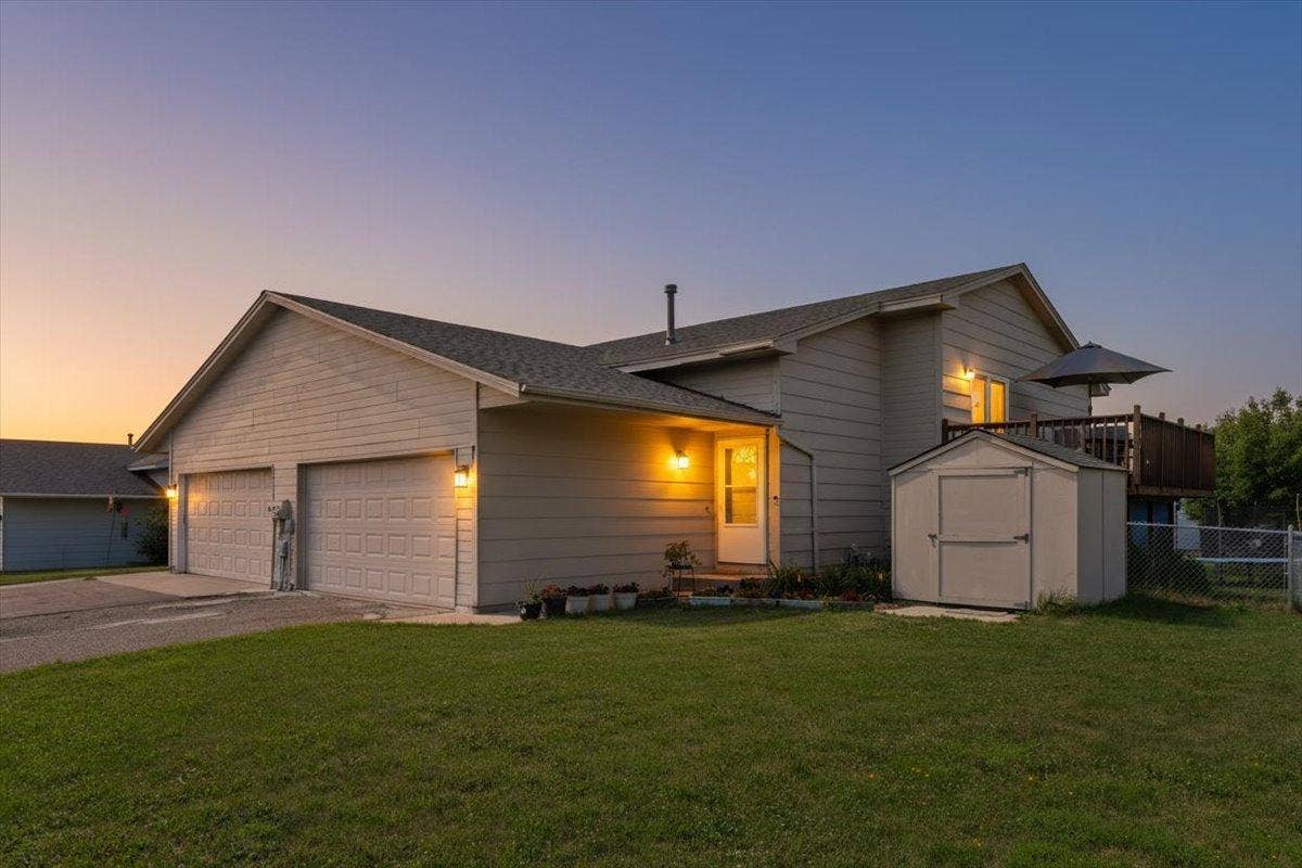 7194 Upper 17th Street N, Oakdale, MN 55128 Welcome Home!