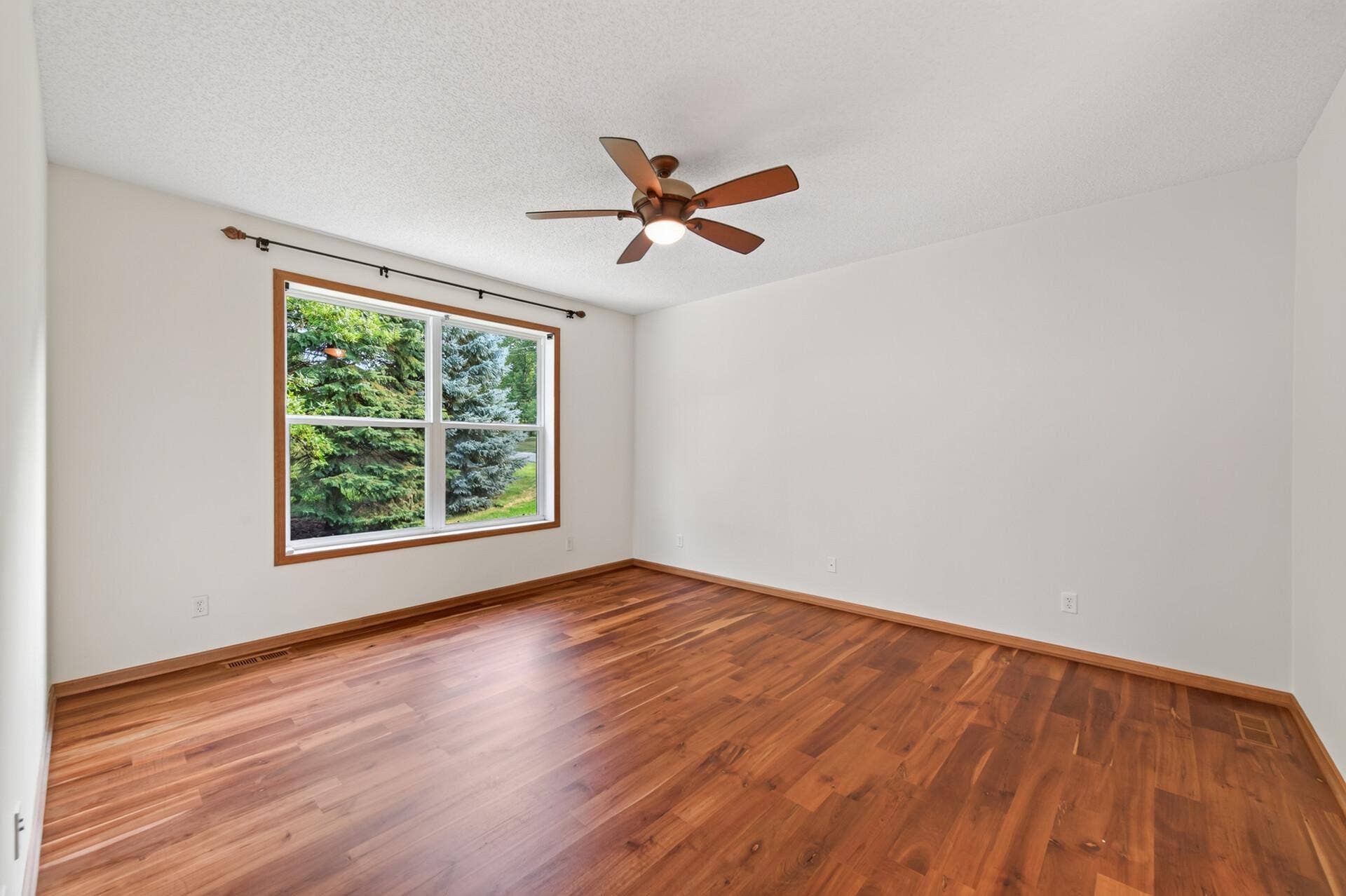 10986 Thone Road, Woodbury, MN 55129 10986 Thone Road, Woodbury, MN 55129