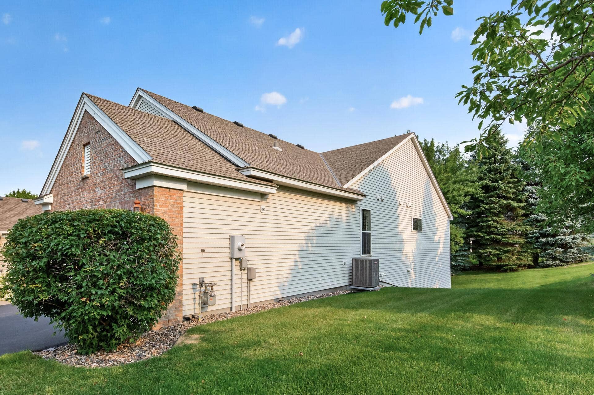 10986 Thone Road, Woodbury, MN 55129 10986 Thone Road, Woodbury, MN 55129