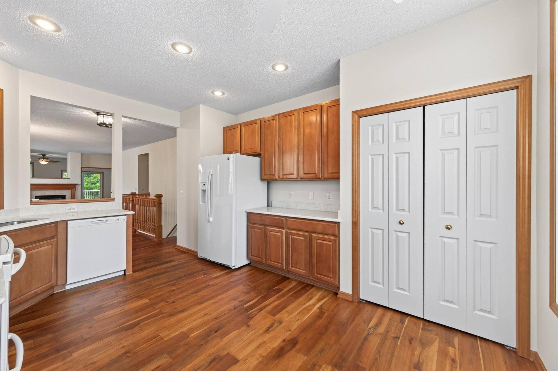 10986 Thone Road, Woodbury, MN 55129 10986 Thone Road, Woodbury, MN 55129