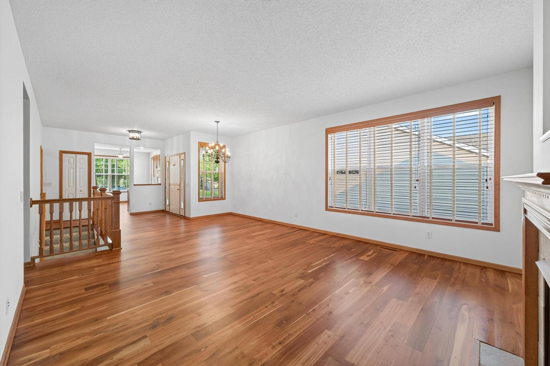 10986 Thone Road, Woodbury, MN 55129 10986 Thone Road, Woodbury, MN 55129