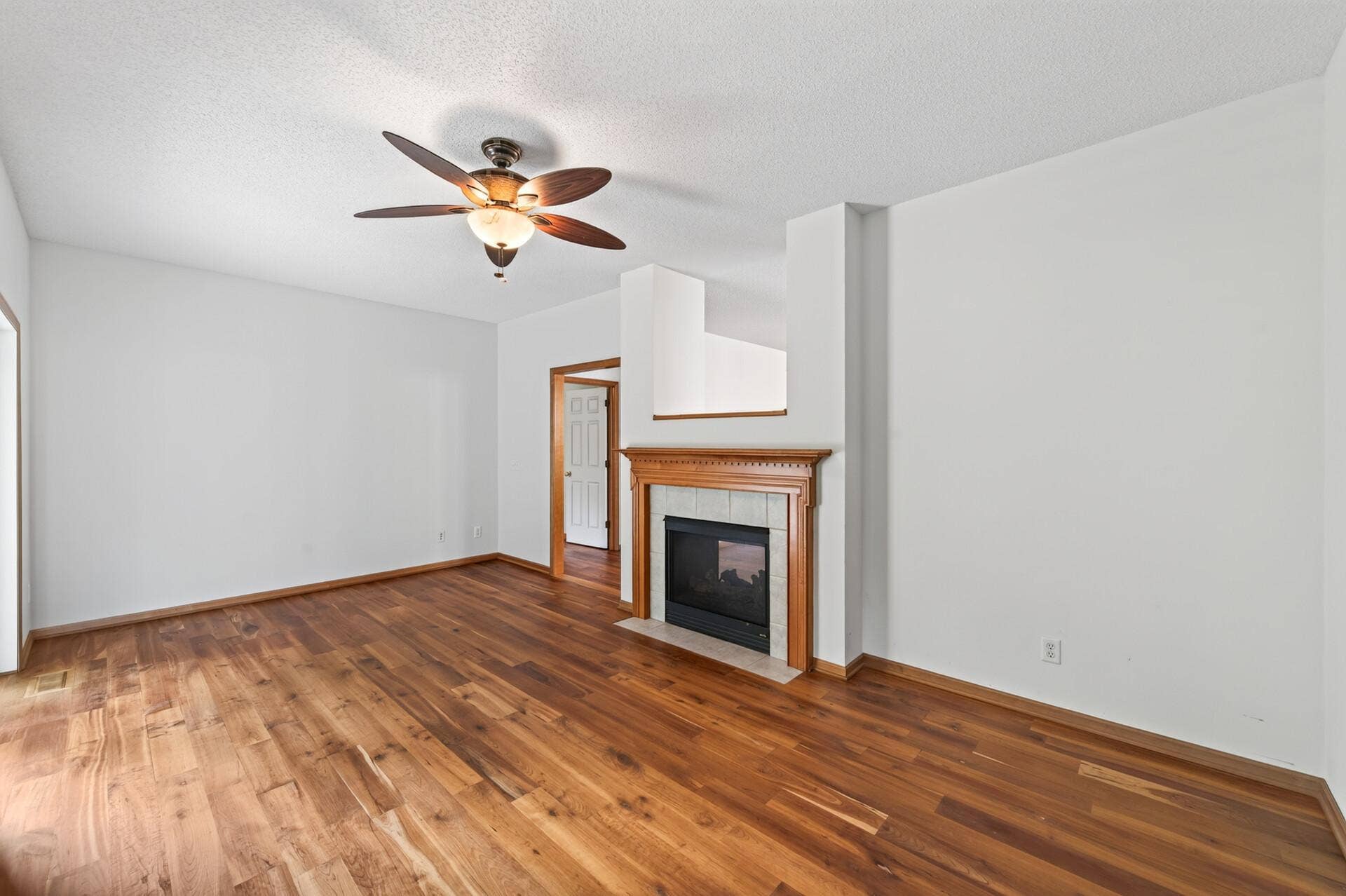 10986 Thone Road, Woodbury, MN 55129 10986 Thone Road, Woodbury, MN 55129
