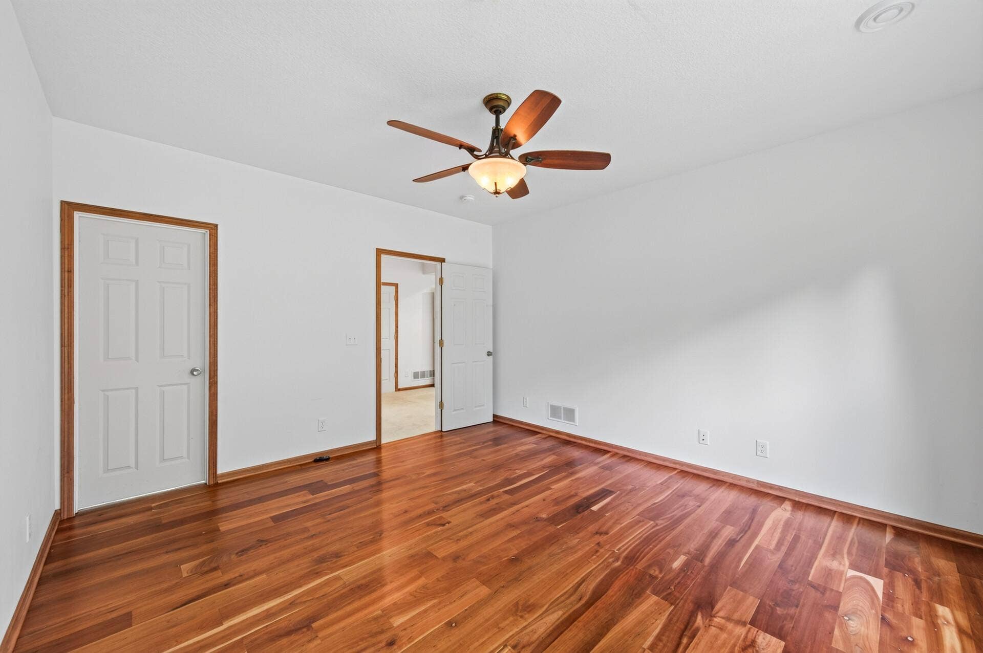 10986 Thone Road, Woodbury, MN 55129 10986 Thone Road, Woodbury, MN 55129