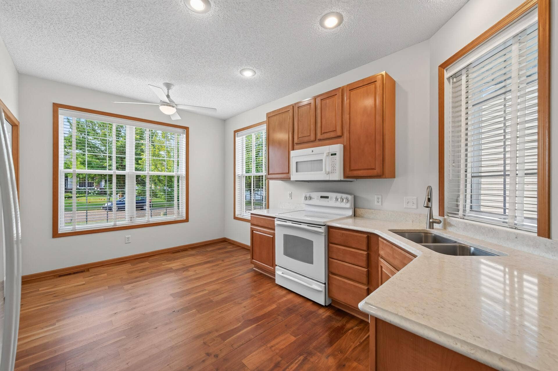 10986 Thone Road, Woodbury, MN 55129 10986 Thone Road, Woodbury, MN 55129