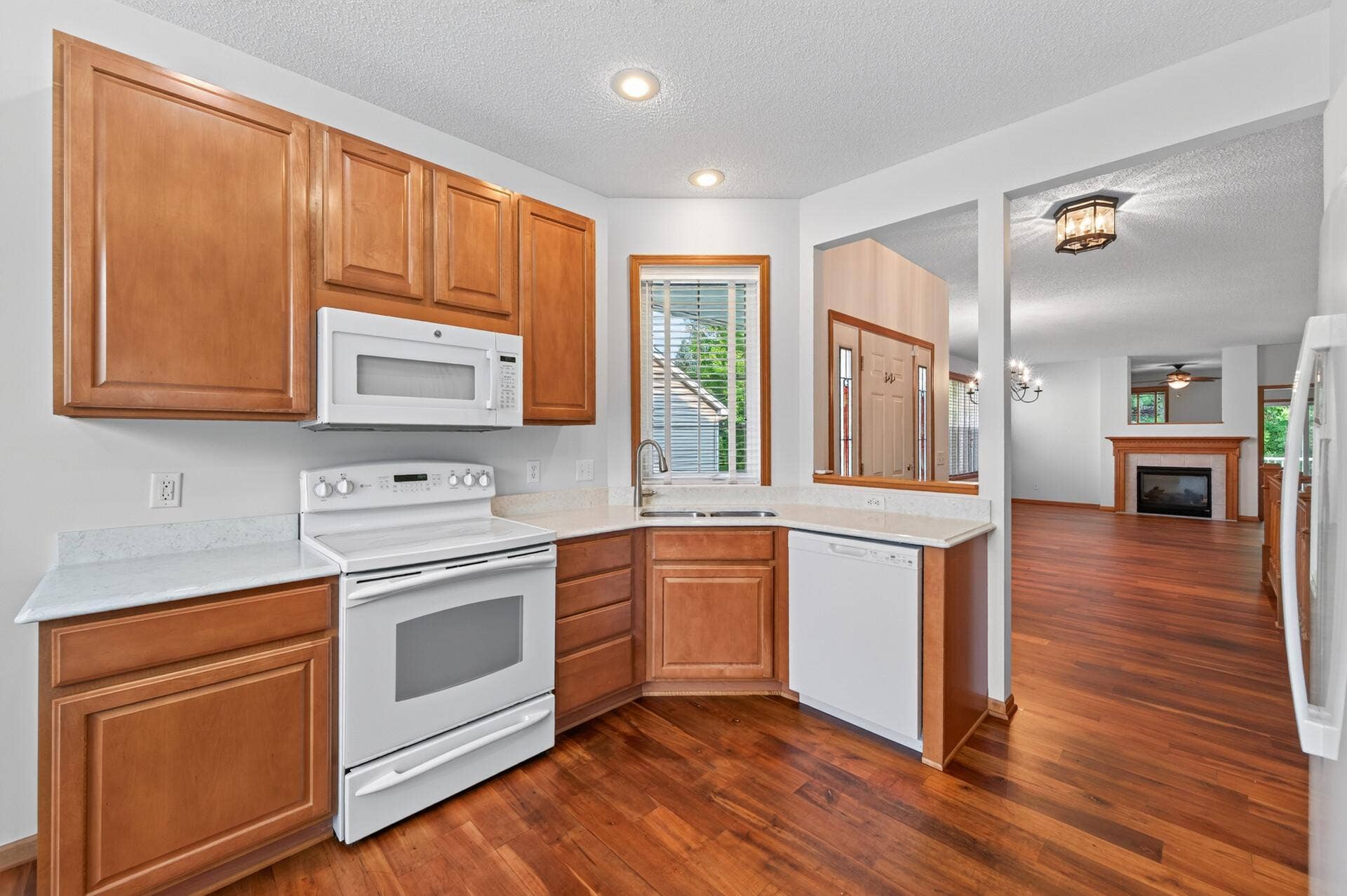 10986 Thone Road, Woodbury, MN 55129 10986 Thone Road, Woodbury, MN 55129