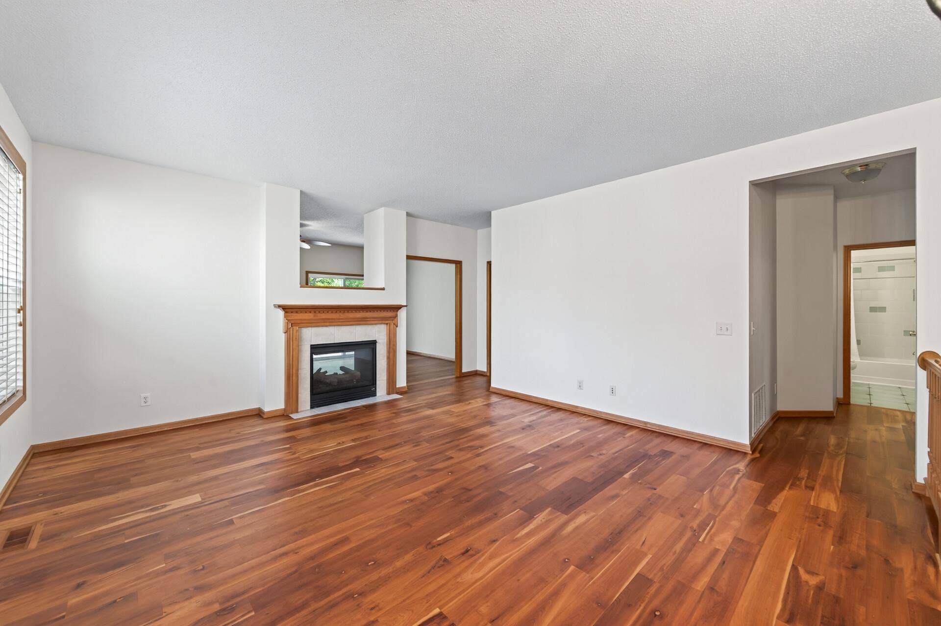 10986 Thone Road, Woodbury, MN 55129 10986 Thone Road, Woodbury, MN 55129