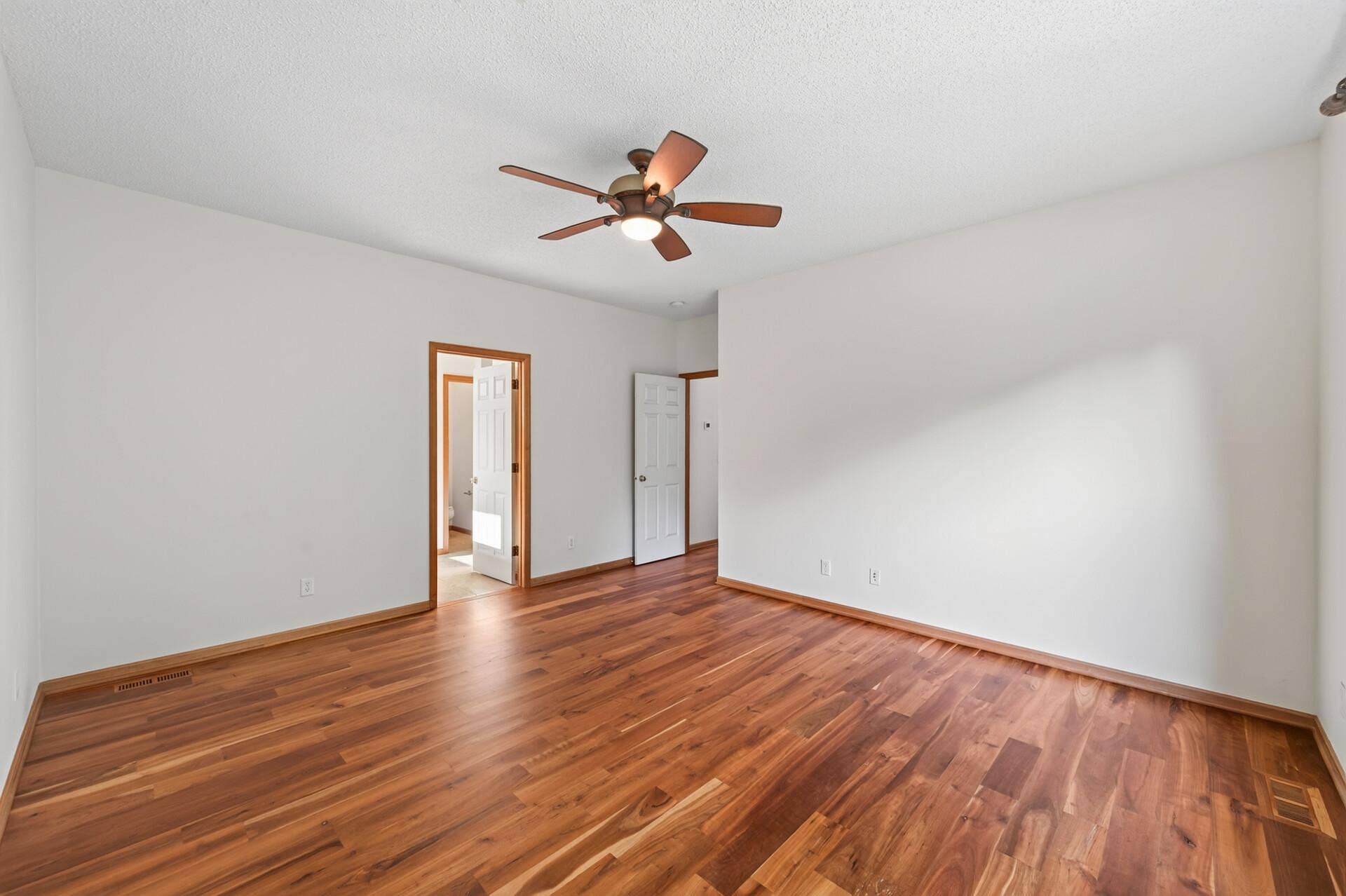 10986 Thone Road, Woodbury, MN 55129 10986 Thone Road, Woodbury, MN 55129