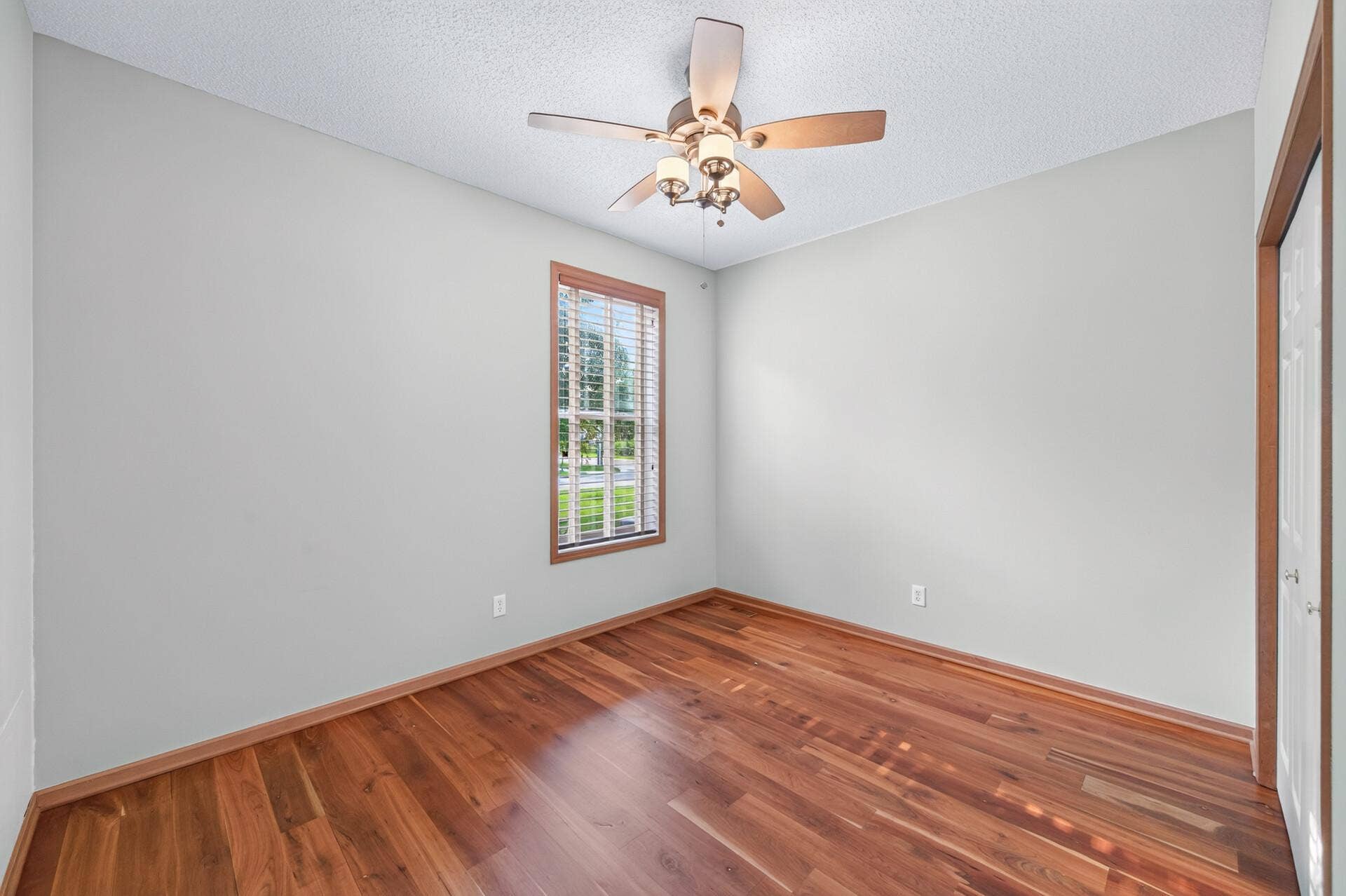 10986 Thone Road, Woodbury, MN 55129 10986 Thone Road, Woodbury, MN 55129