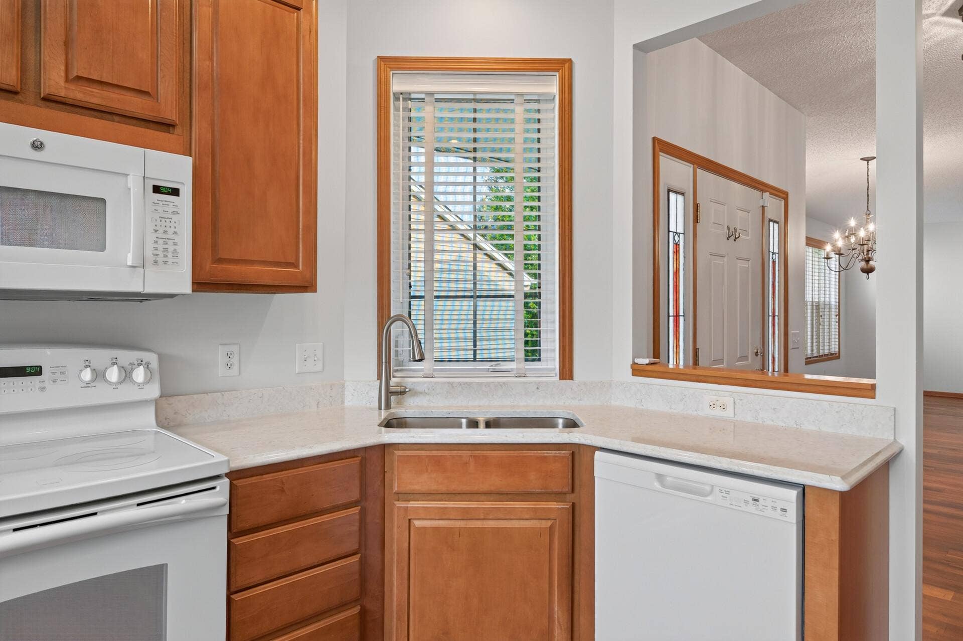 10986 Thone Road, Woodbury, MN 55129 10986 Thone Road, Woodbury, MN 55129