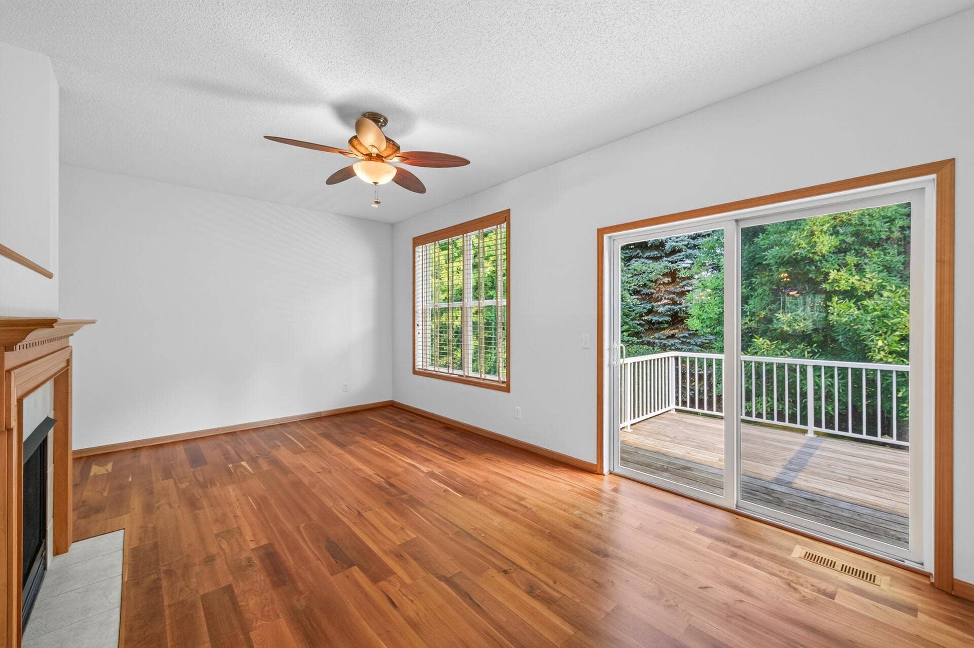 10986 Thone Road, Woodbury, MN 55129 10986 Thone Road, Woodbury, MN 55129
