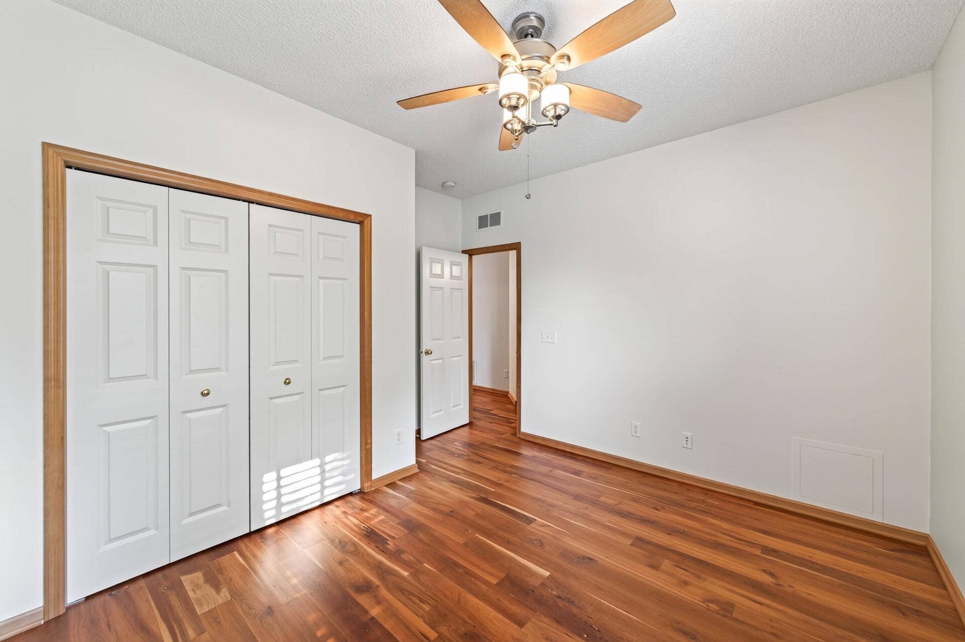 10986 Thone Road, Woodbury, MN 55129 10986 Thone Road, Woodbury, MN 55129