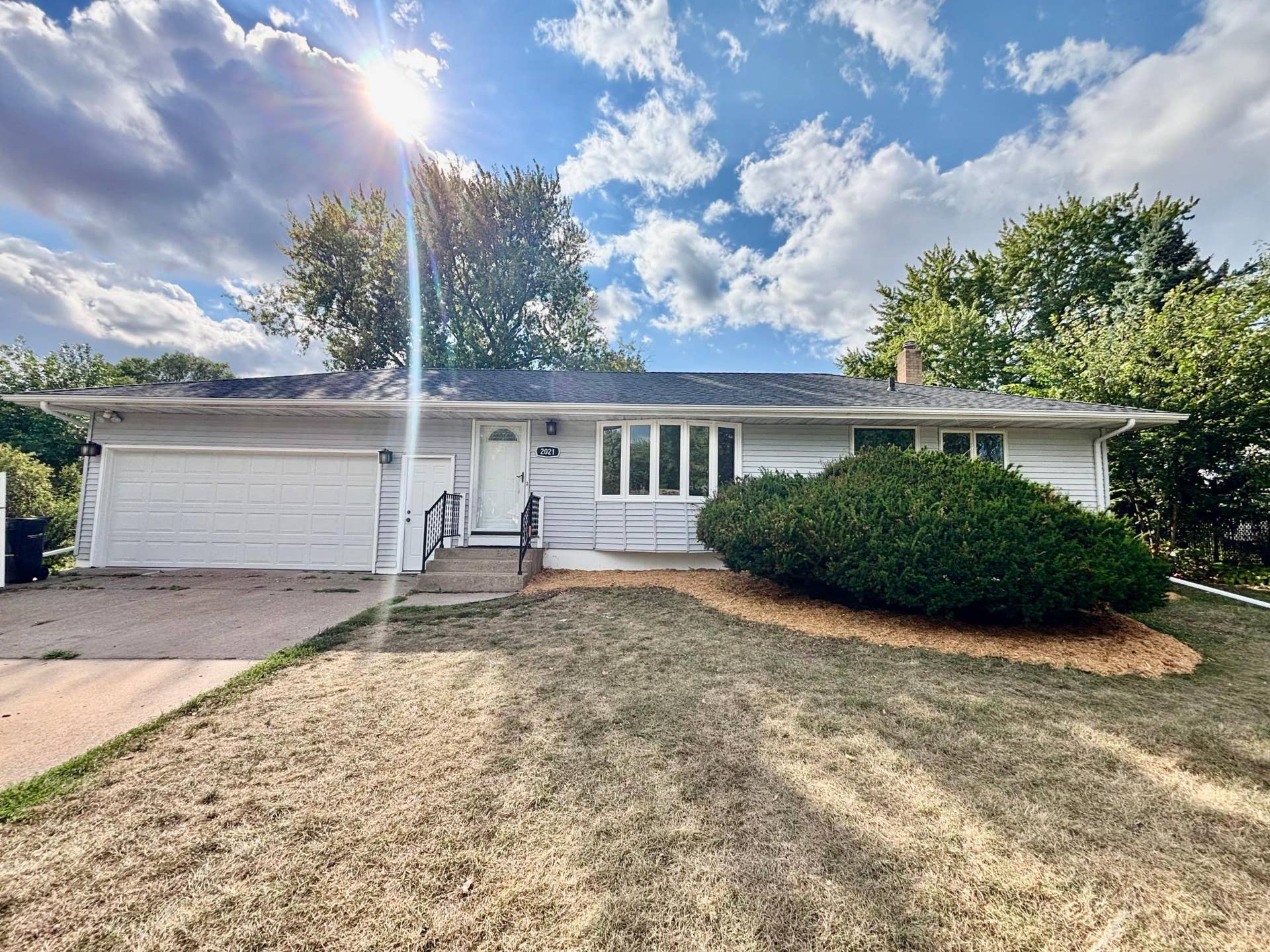 2021 Chambers Street, Maplewood, MN 55109 2021 Chambers- Great location!