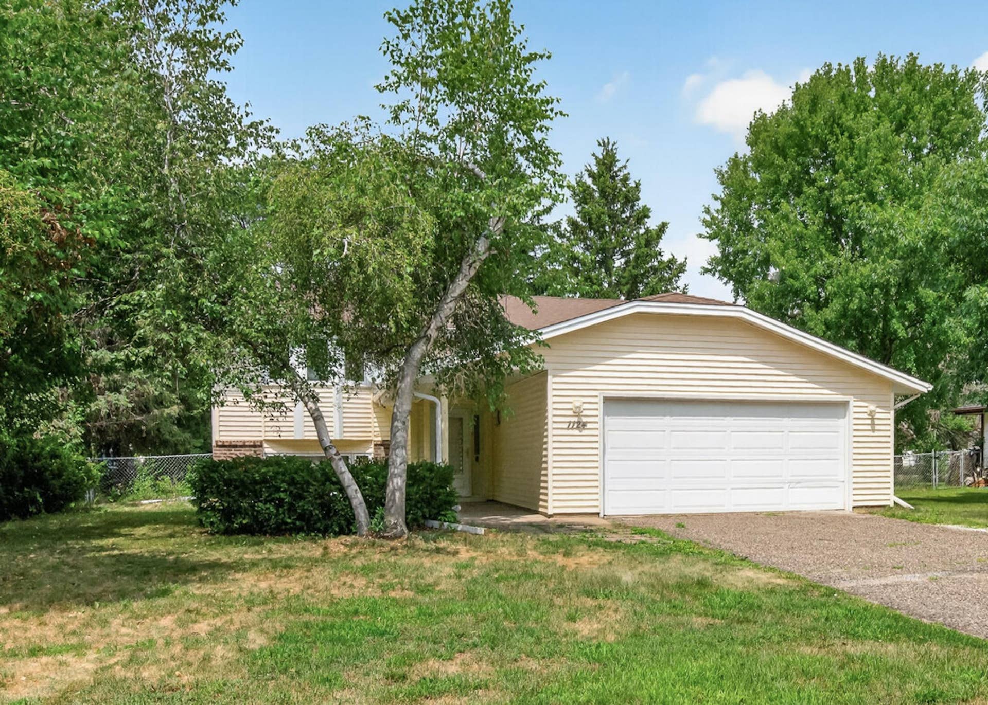 1124 Meadowwood Drive, Brooklyn Park, MN 55444 Welcome to 1124 Meadowwood! Room to grow in the Anoka Hennepin School District with easy highway access to the outer suburbs or downtown Minneapolis! Only 15 minutes to Minneapolis.