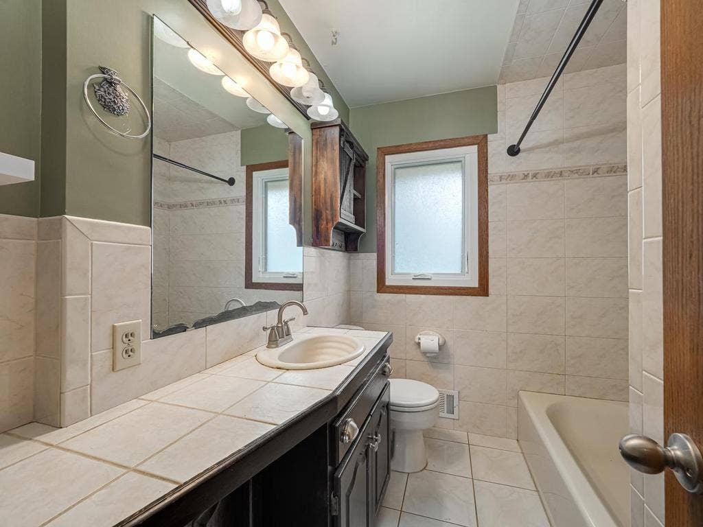 6231 Quail Avenue N, Brooklyn Center, MN 55429 019-002-Bathroom-1024x768.jpg