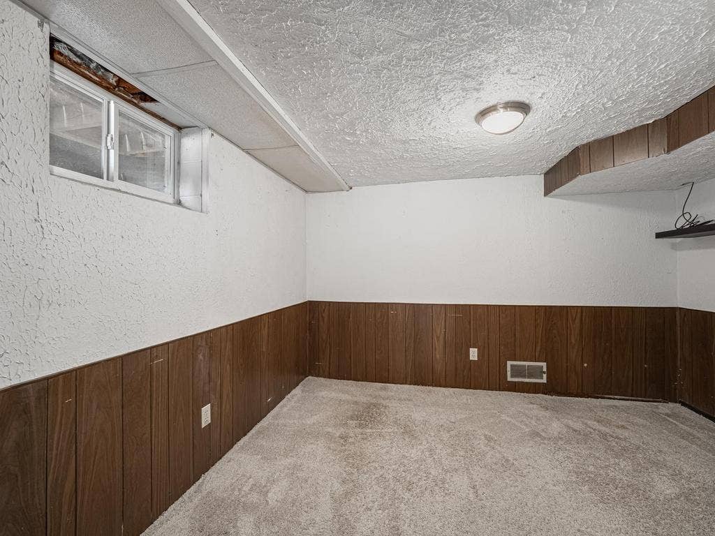 6231 Quail Avenue N, Brooklyn Center, MN 55429 025-027-Office-1024x768.jpg