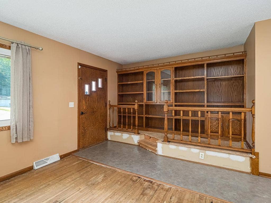6231 Quail Avenue N, Brooklyn Center, MN 55429 009-006-Living Room-1024x768.jpg