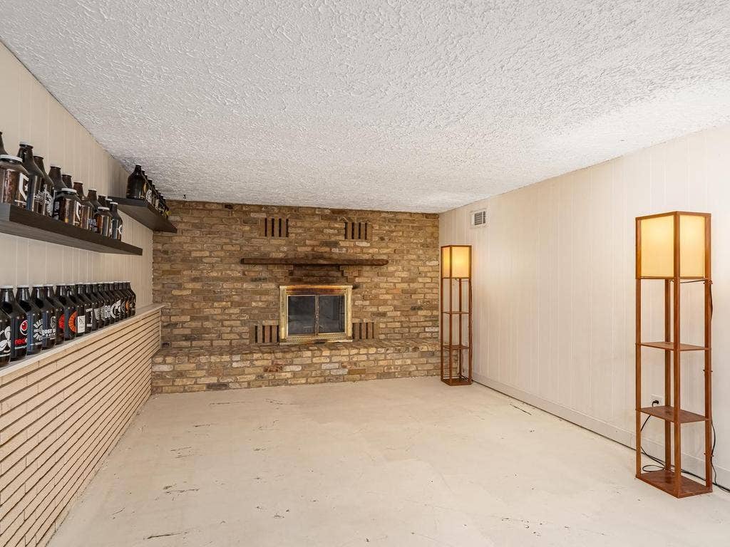 6231 Quail Avenue N, Brooklyn Center, MN 55429 021-022-Family Room-1024x768.jpg