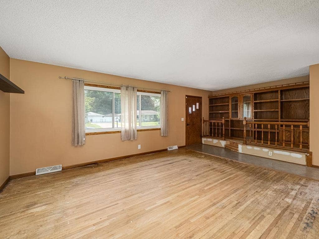 6231 Quail Avenue N, Brooklyn Center, MN 55429 008-004-Living Room-1024x768.jpg