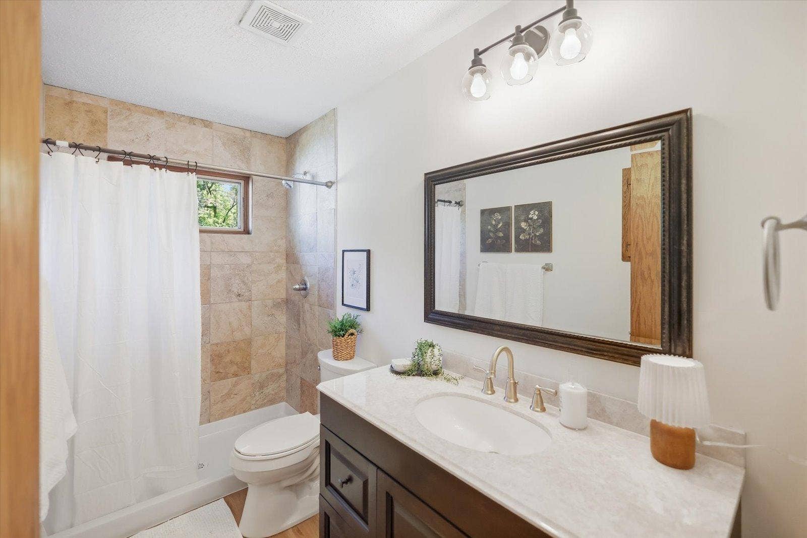 1420 Sylvan Street, 97, Saint Paul, MN 55117 Main bathroom