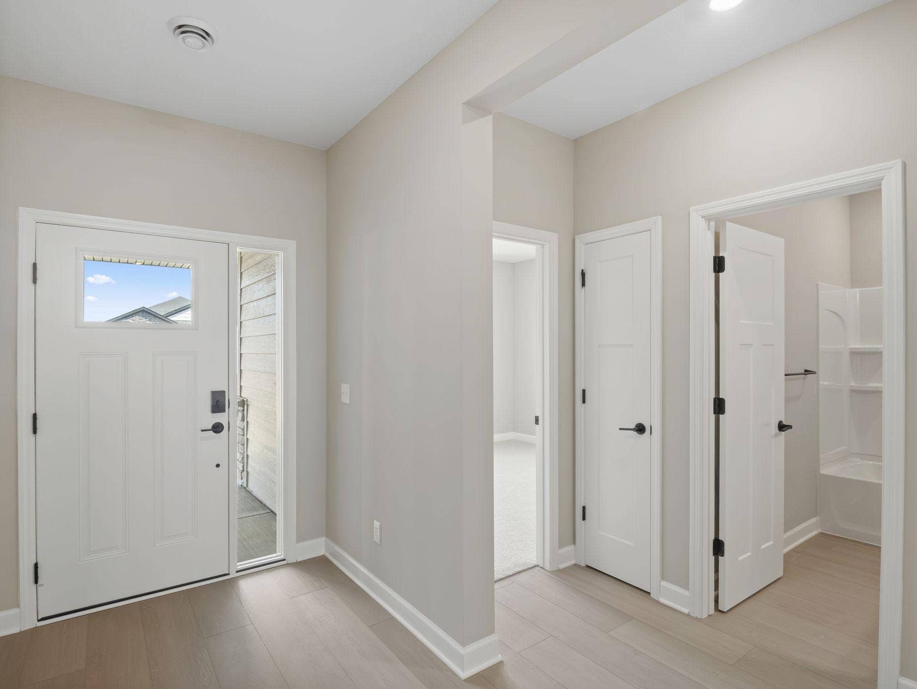 9_MIN_Westwind_Pic_Salerno_QMI_HS3521_Foyer_F1.jpg