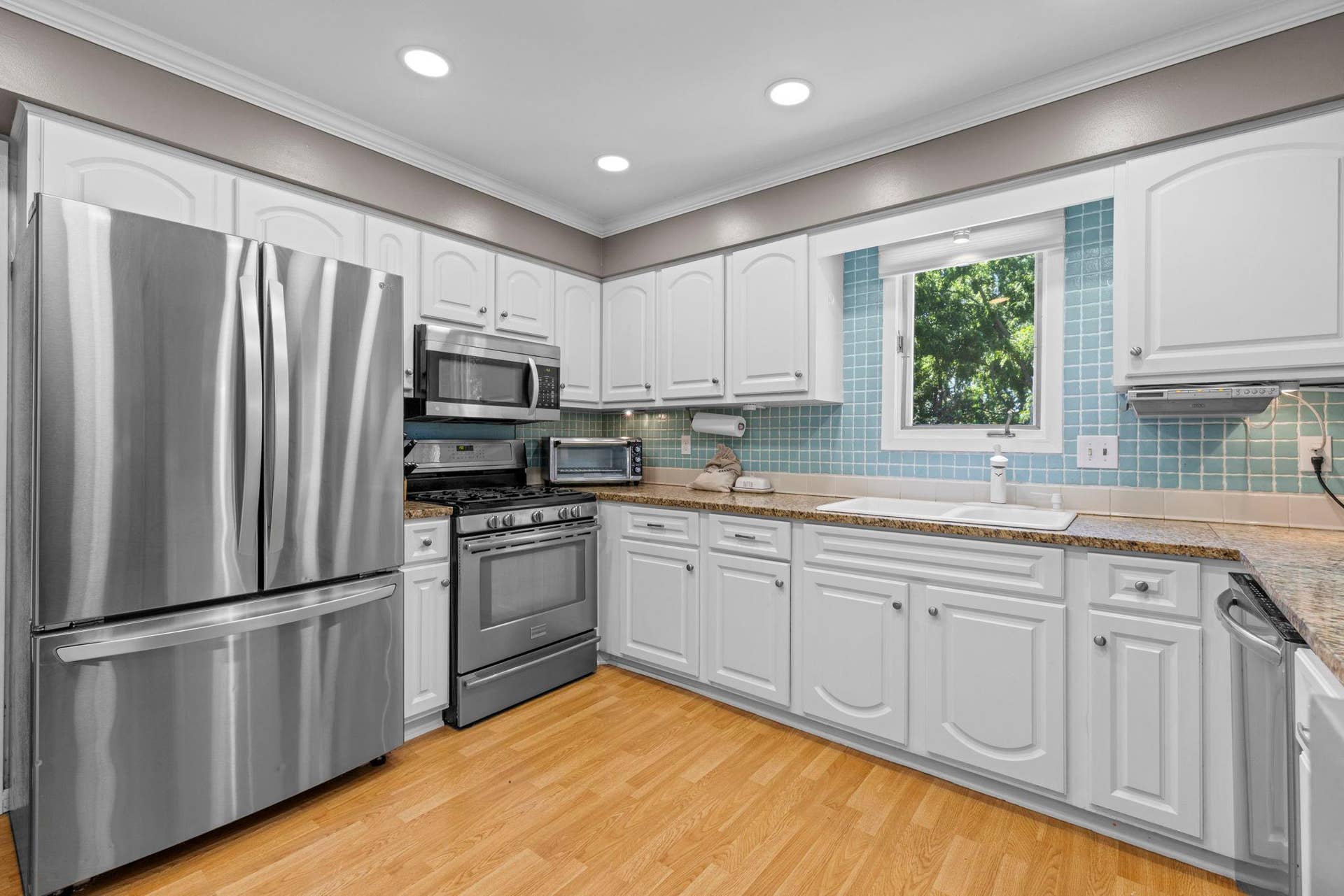 10500 Utah Road, Bloomington, MN 55438 Beautifully remodeled kitchen