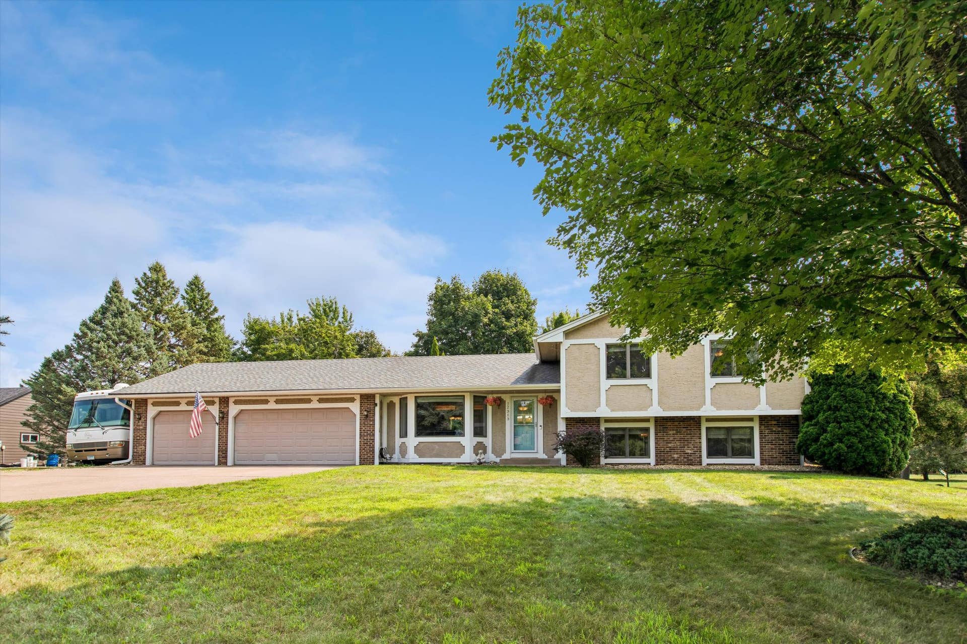 12313 Europa Avenue N, White Bear Lake, MN 55110 welcome to a quiet cul-de-sac location