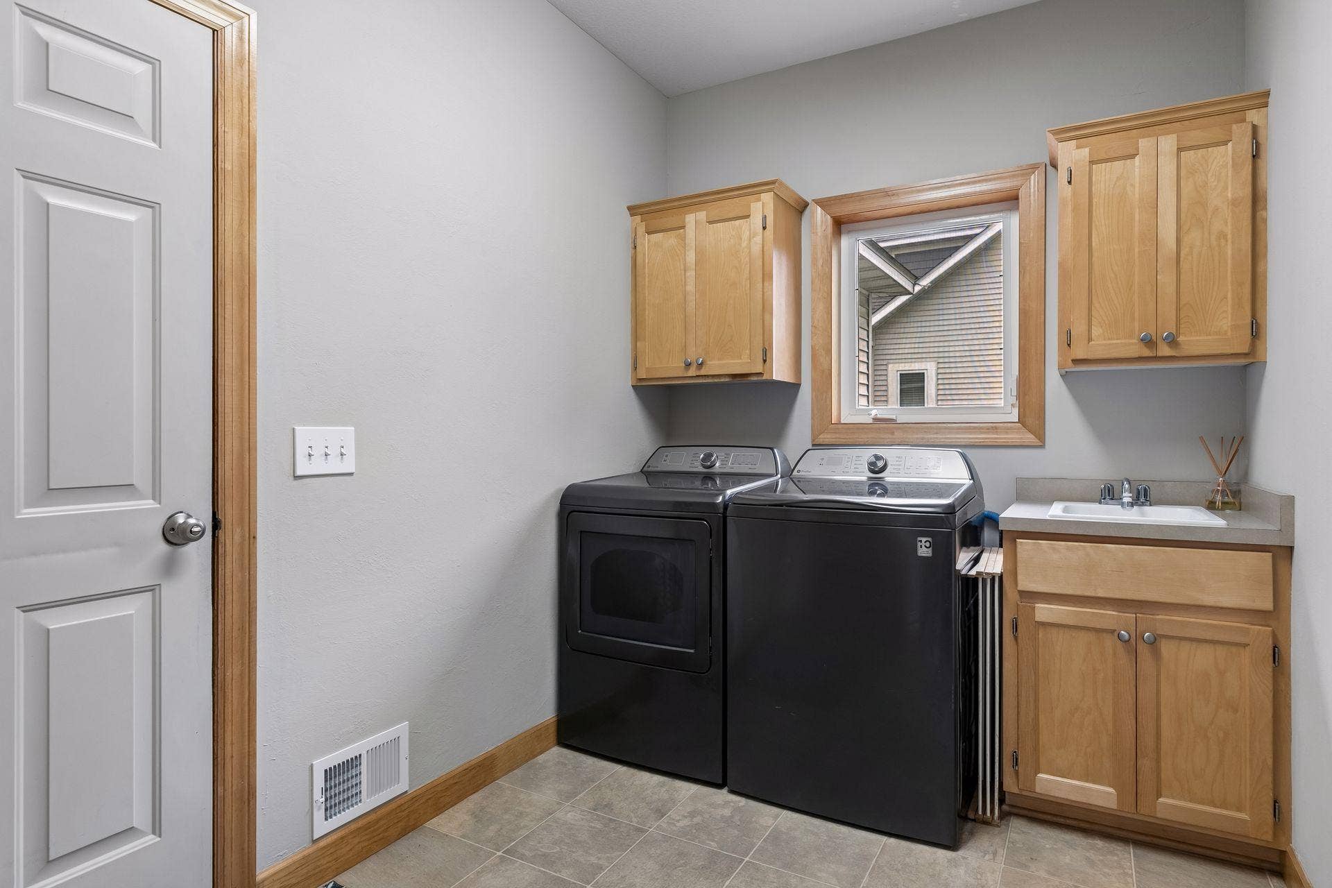 8053 Enclave Bay, Woodbury, MN 55125 8053 Enclave Bay, Woodbury, MN 55125