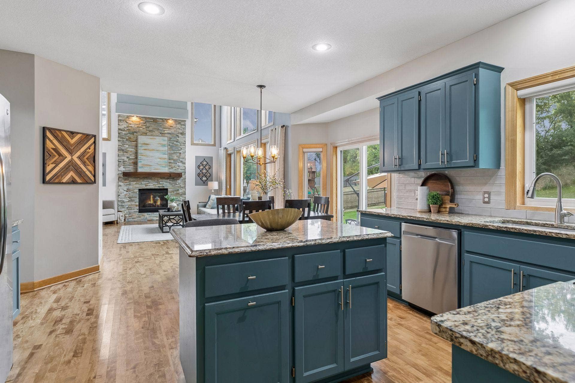 8053 Enclave Bay, Woodbury, MN 55125 8053 Enclave Bay, Woodbury, MN 55125