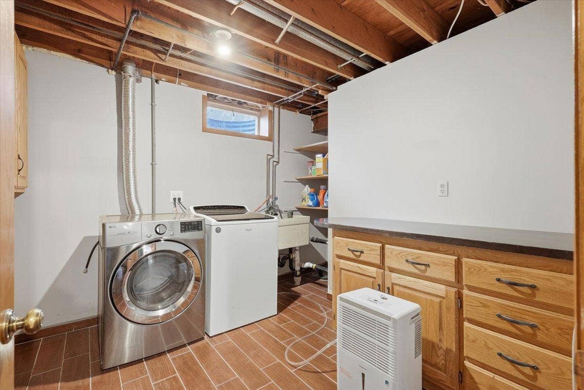 24-Laundry Area.jpg