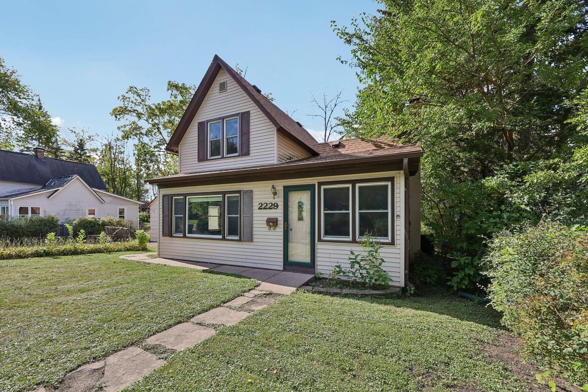 2229 Oak Hill Place, North Saint Paul, MN 55109 4-web-or-mls-Oak Hill Pl-S0610-002.jpg