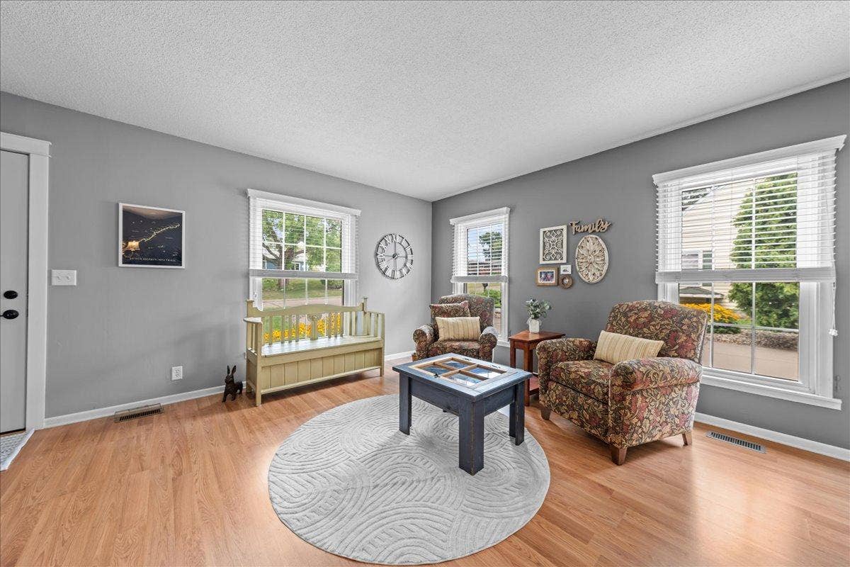 198 Ferndale Street N, Maplewood, MN 55119 06-SNY02922.jpg