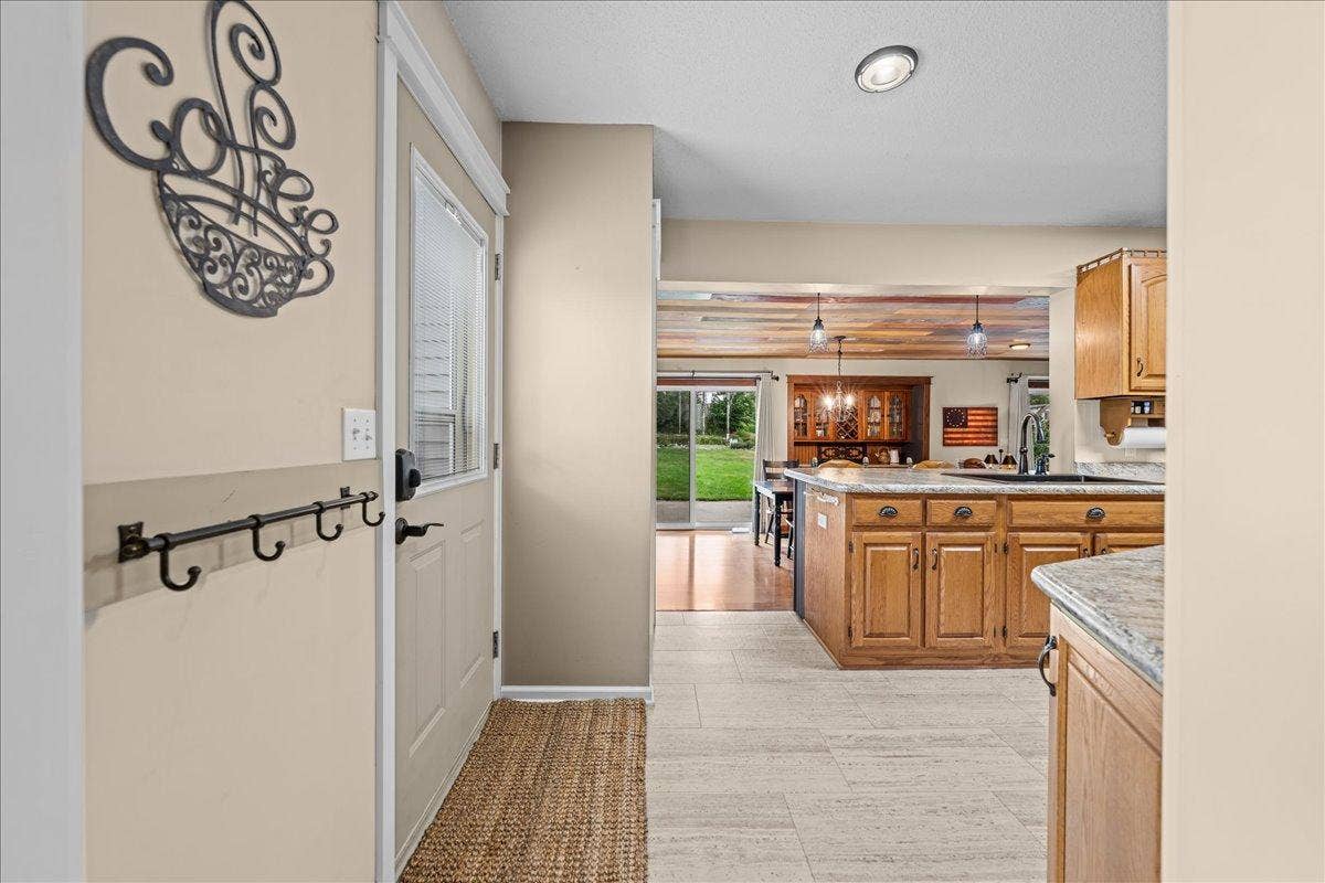 198 Ferndale Street N, Maplewood, MN 55119 15-SNY02952.jpg