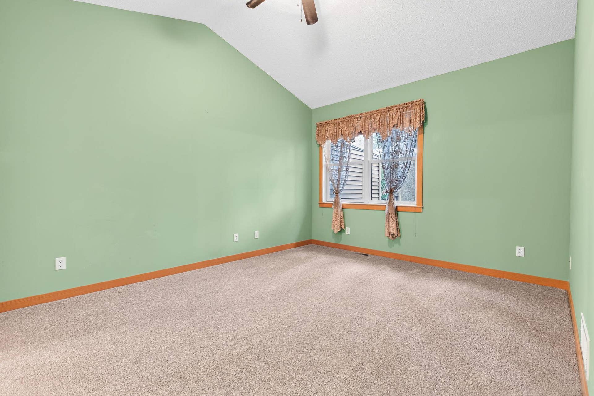 5845 Oakgreen Court N, Stillwater, MN 55082 17-web-or-mls-5845 Oakgreen Court North Stillwater-13.jpg
